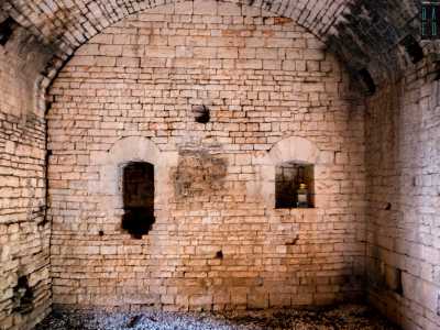 Ma in una nicchia � poggiato un triste contenitore in plastica per il vino, che in un attimo riesce a rompere la magia di trovarsi in un luogo millenario